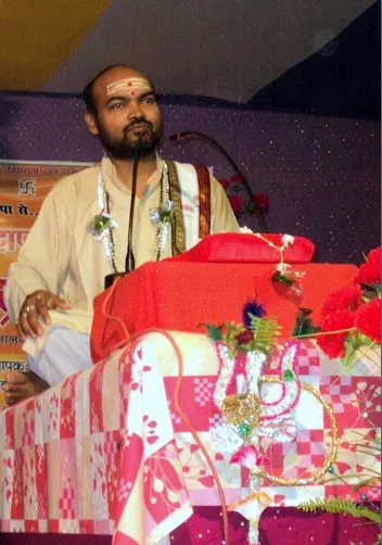 Dr. Dadhichy speaking from Vyaas Peeth at Silaw Prawachan